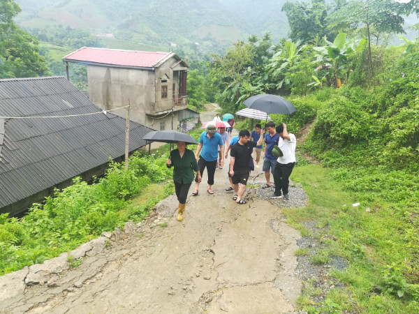 Các đồng chí lãnh đạo huyện Than Uyên kiểm tra tình hình mưa bão tại bản Nà Phạ xã Mường Kim