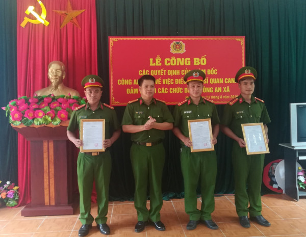 Lãnh đạo công an huyện Than Uyên trao quyết định cho các đồng chí được điều động đến nhận công tác tại công an xã Hua Nà.