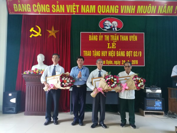 Lãnh đạo Đảng ủy thị trấn Than Uyên trao huy hiệu cho các đảng viên