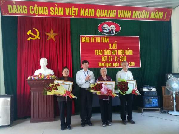 Lãnh đạo Đảng ủy thị trấn Than Uyên trao huy hiệu cho 3 đảng viên