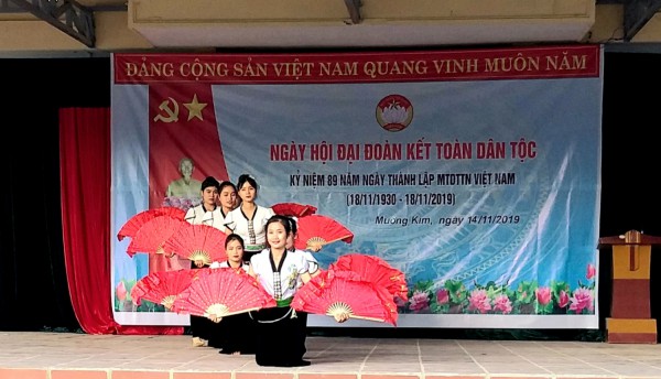 Tiết mục múa quạt tại ngày Hội