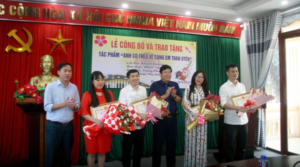 Lãnh đạo huyện Than Uyên trao Giấy khen cho các cá nhân