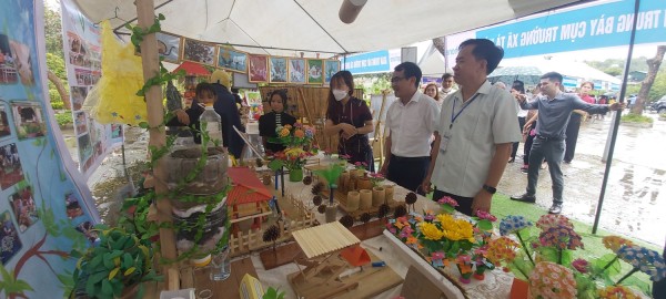 Lãnh đạo huyện Than Uyên, Sở GD-ĐT Lai Châu thăm quan các mô hình các cụm trường tham gia ngày hội