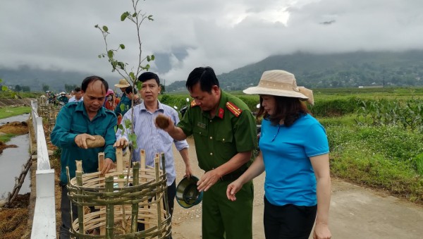 Các đại biểu trồng cây Ban dọc tuyến bò kè suối Nậm Bốn