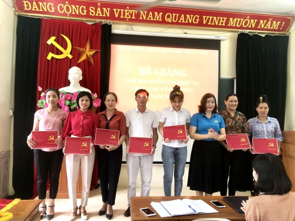 Bế giảng lớp bồi dưỡng nghiệp vụ công tác công đoàn năm 2022