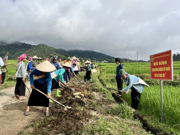 Xã Tà Hừa tổ chức lễ ra quân phát động mô hình xây dựng 3 sạch, bể chứa bỏ bao bì thuốc bảo vệ thực vật, di dời chuồng trại ra khỏi gầm sàn