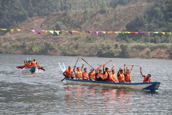 Các đội tham gia đua thuyền