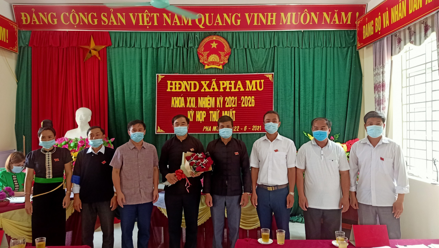 Lanh dao tang hoa CT PCT va cac ban HDND