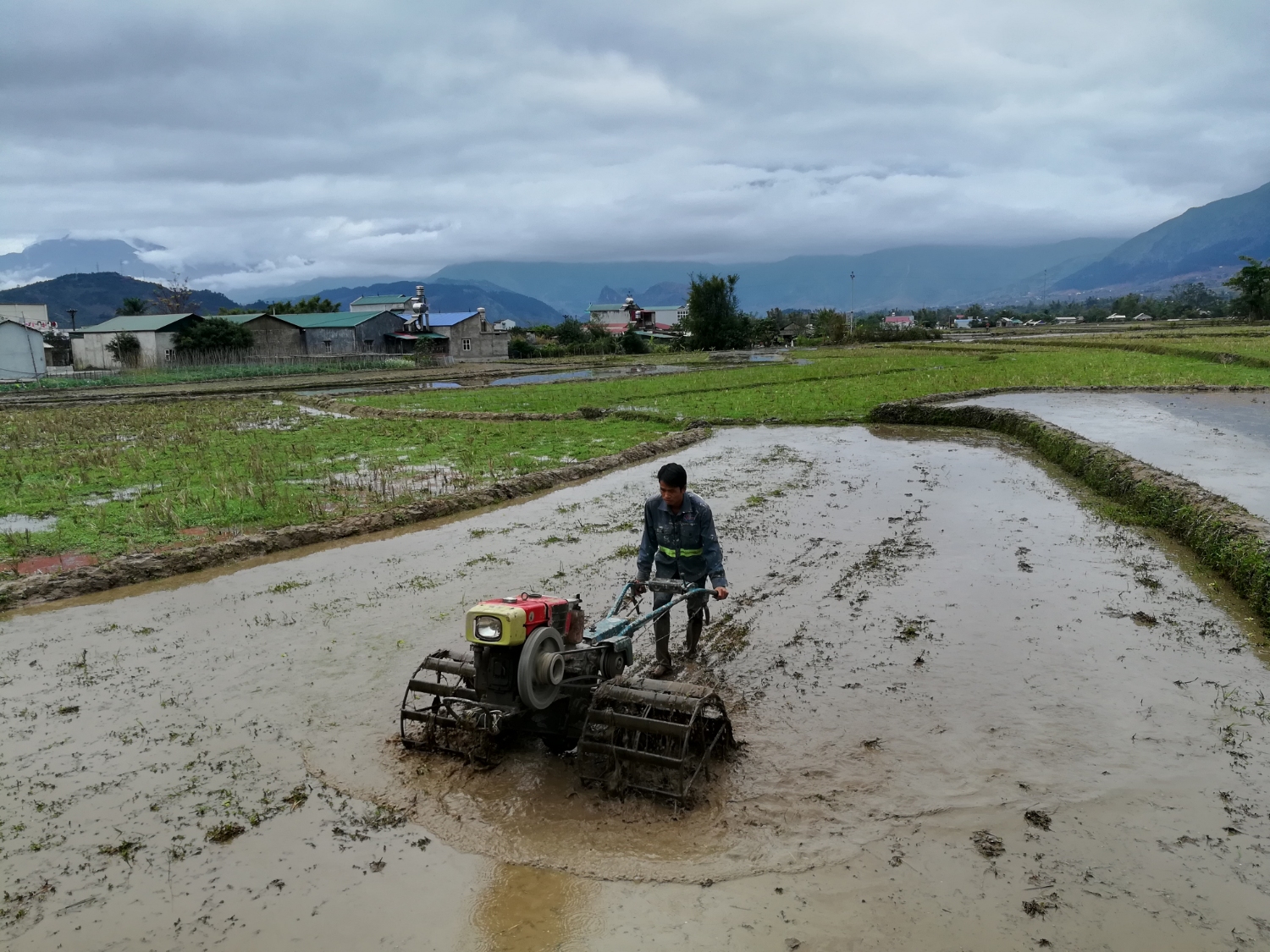 Nhân dân trong huyện đẩy mạnh cơ giới hóa nông nghiệp