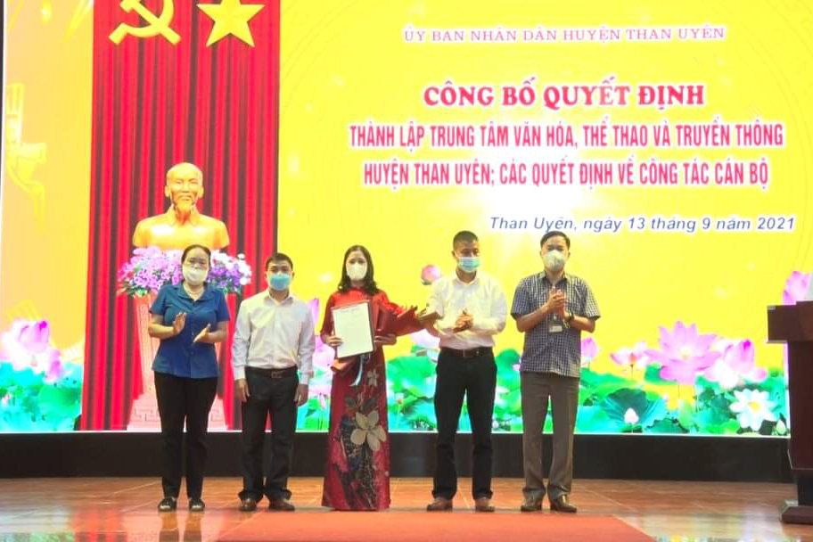 (Đồng chí Lê Thị Kim Ngân - Phó Bí thư Thường trực Huyện ủy và Đồng Chí Trần Quang Chiến - Phó Chủ tịch UBND huyện trao Quyết định thành lập Trung tâm Văn hóa, Thể thao và Truyền thông huyện Than Uyên)