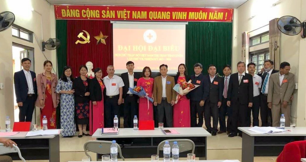 Lãnh đạo Hội Chữ thập đỏ huyện Than Uyên và Đảng ủy thị trấn tặng hoa chúc mừng ban chấp hành khóa mới