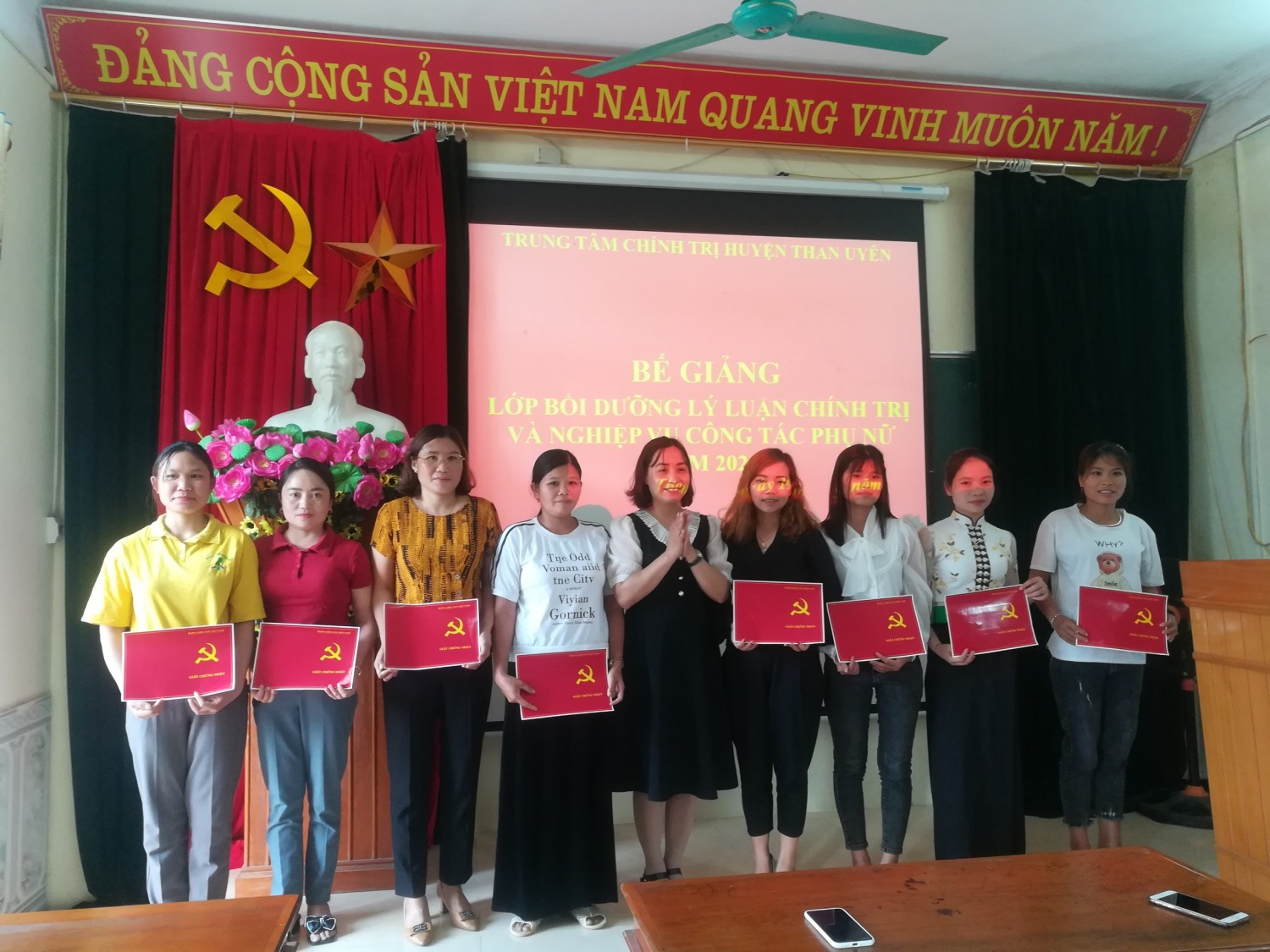 Lãnh đạo Hội LHPN huyện Than Uyên trao chứng chỉ loại giỏi cho các học viên